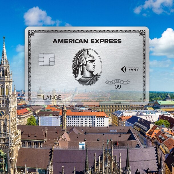 Fotomontage einer silbernen Kreditkarte von American Express vor dem Stadtpanorama von München