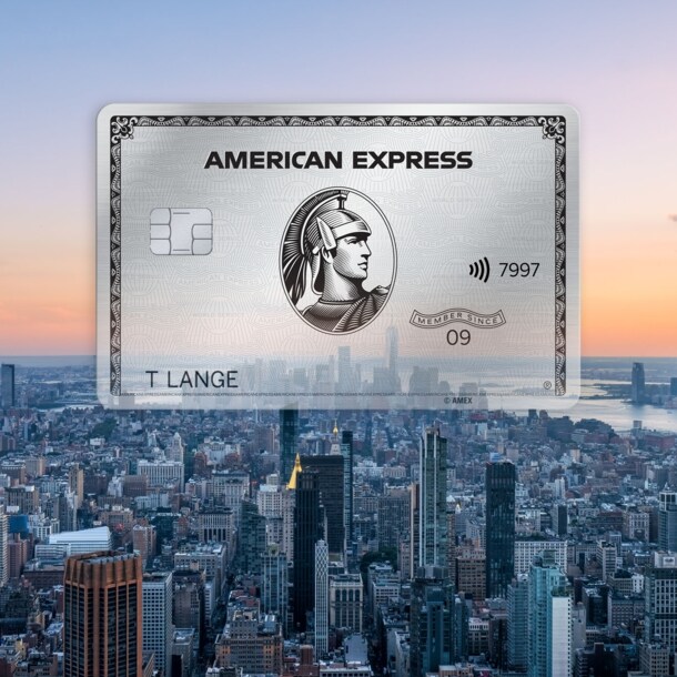 Fotocollage einer silbernen American Express Kreditkarte vor der Skyline von New York City.