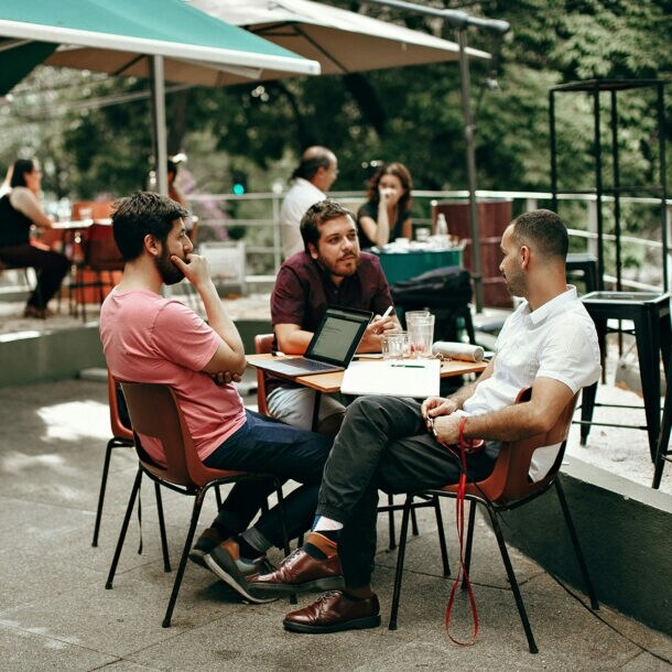 3 junge Leute arbeiten zusammen in Café