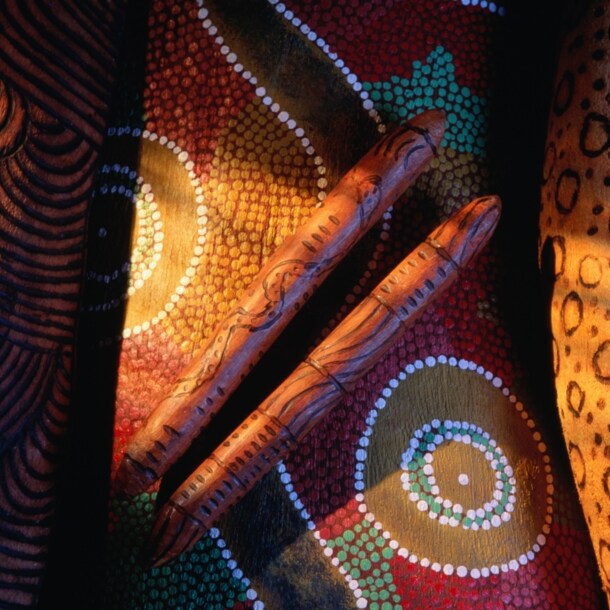 Aboriginal Art auf unterschiedlichen Materialien.