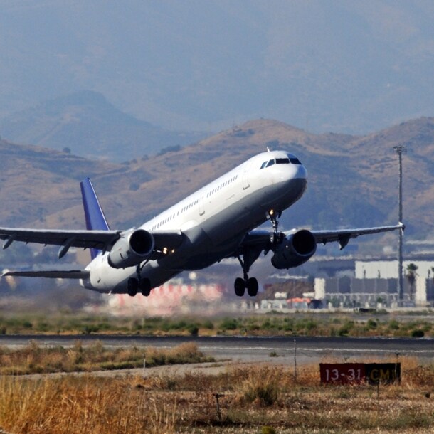 Flugzeug, das am Flughafen Málaga startet.