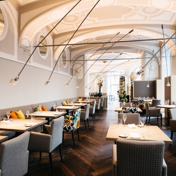 Heller Speiseraum mit Gewölbedecke eines modernen, gehobenen Restaurants.