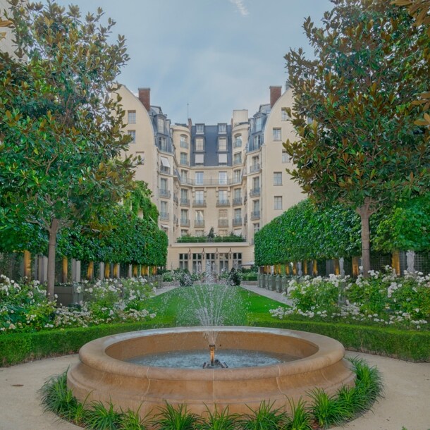 Außenfassade eines Grandhotels mit Gartenanlage.