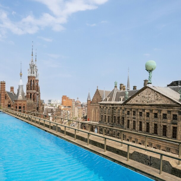 Langer Pool auf der Dachterrasse des W Amsterdam Hotels.