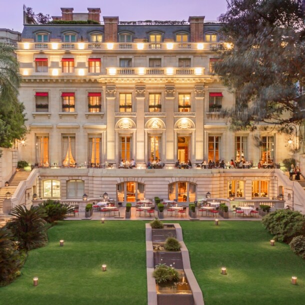 Außenansicht der Fassade und Gärten des Luxushotels Palacio Duhau in Buenos Aires bei Dämmerung.