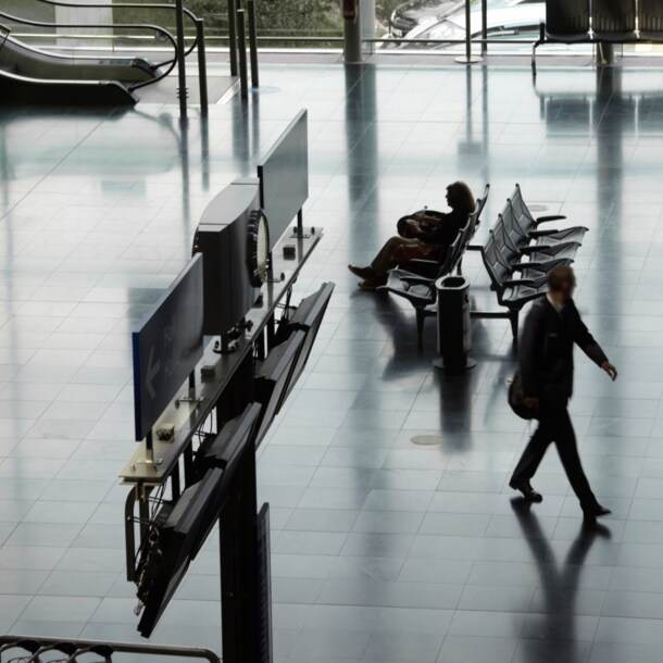 Aufnahme einer Wartehalle mit zwei Reisenden im EuroAirport Basel-Mulhouse-Freiburg.