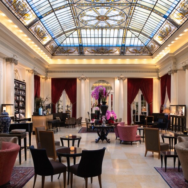 Elegante Hotellobby mit Glasdecke im Jugendstil.