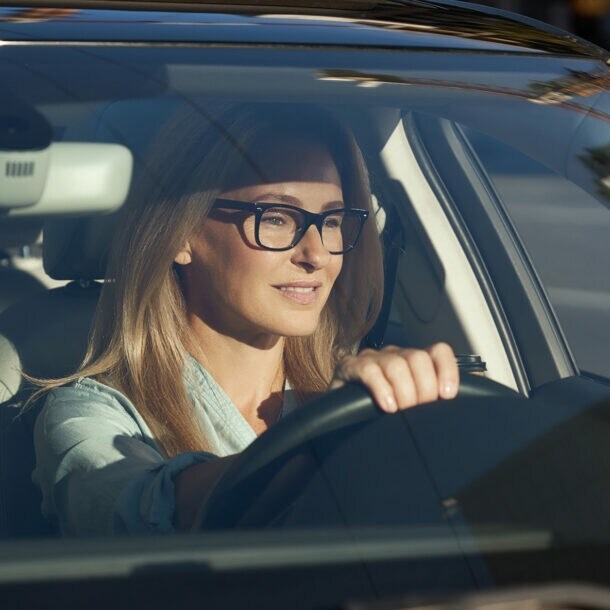 Businesswoman im Auto