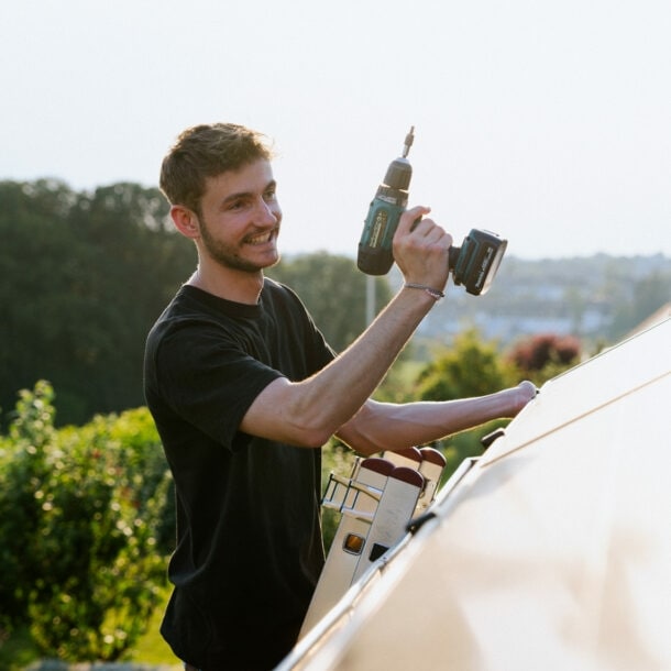 Fotografie von Janik Nolden, Co-Gründer der solago GmbH, beim Arbeiten.