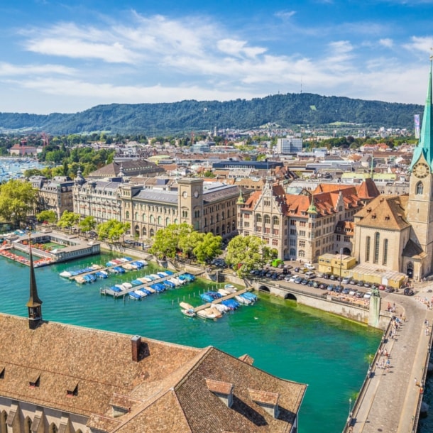 Blick vom Grossmünster in Zürich auf den Limmat und die Altstadt.