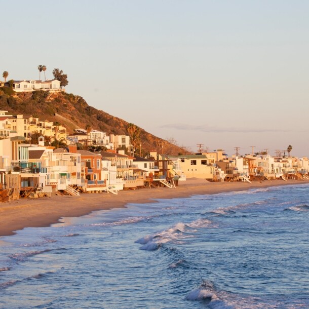 Pastellfarbene Strandhäuser in Malibu bei Sonnenuntergang