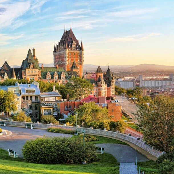 Stadtpanorama von Québec mit Schloss am Wasser, im Vordergrund Parkanlage.