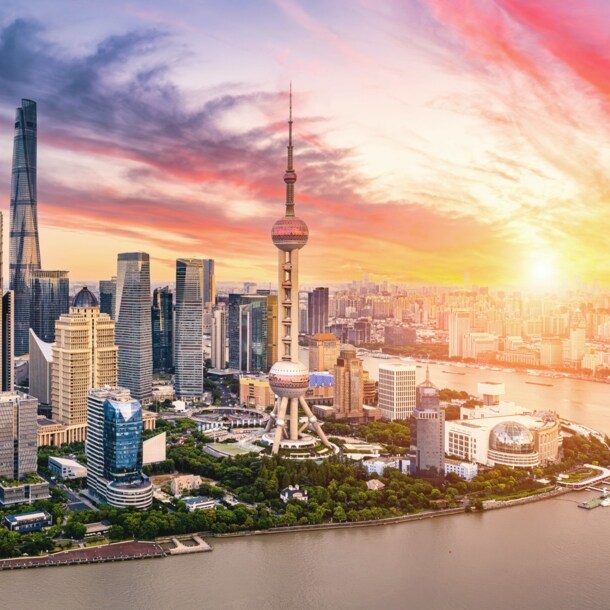 Skyline von Shanghai im Sonnenuntergang mit pinker Färbung am Himmel.