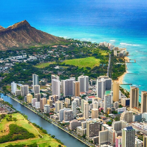 Luftaufnahme von Stadtpanorama von Honolulu mit Hochhäusern am Meer.