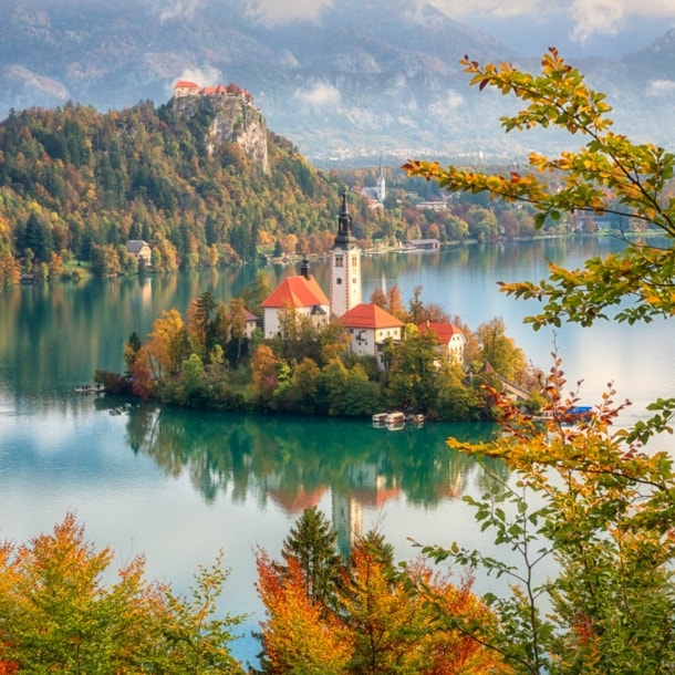 Gletschersee in Slowenien, in dessen Mitte sich eine Insel mit Kapelle befindet.