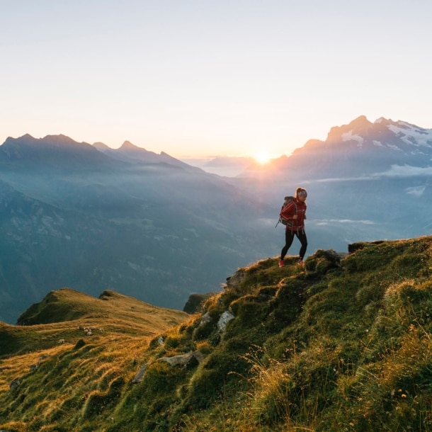 Eine Person beim Wandern im Berner Oberland.