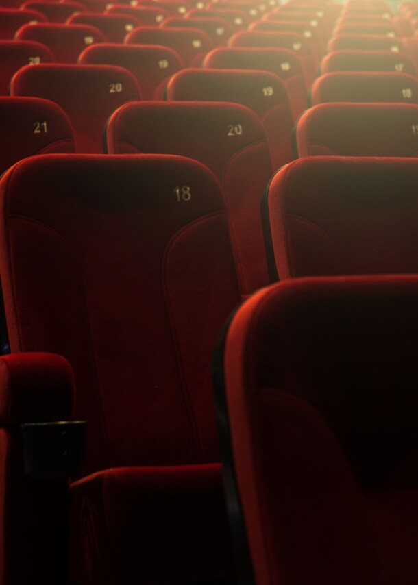 Rote Sitze in einem leeren Kino