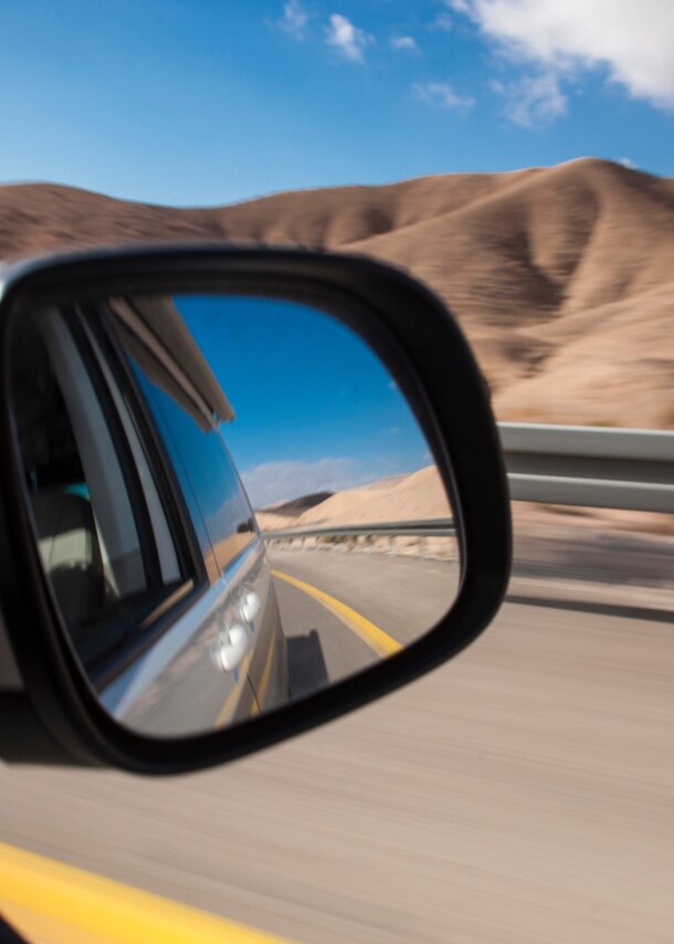 Blick in den Spiegel eines Autos