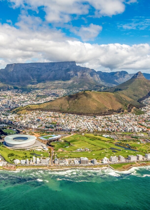 Luftaufnahme von Kapstadt, im HIntergrund der Tafelberg