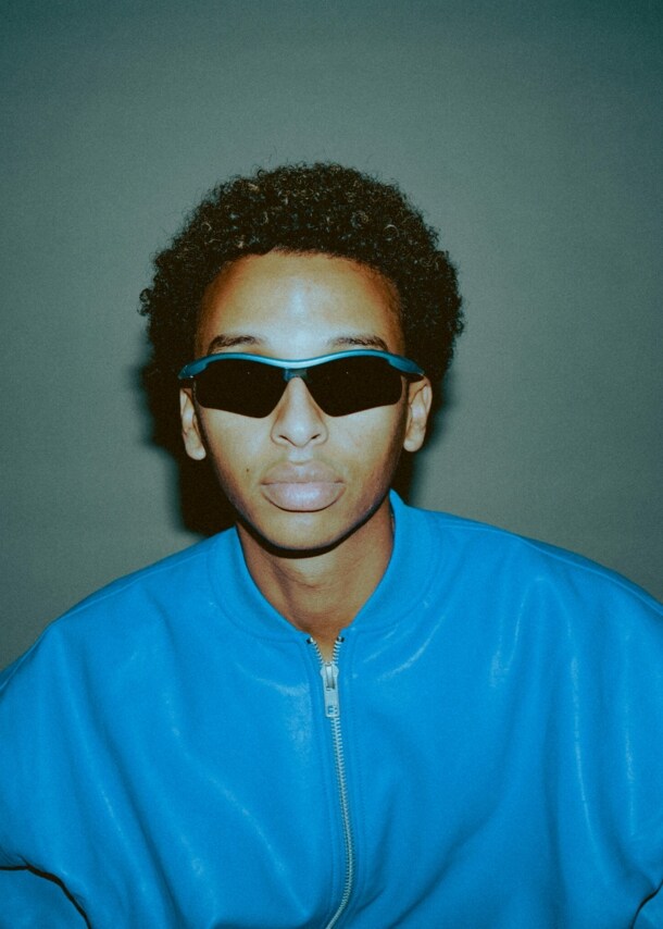 Portraitbild des DJs und Produzenten Temry mit blauer Lederjacke und Sonnenbrille