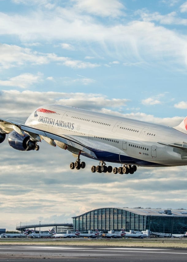 Ein Flugzeug von British Airways beim Take-off am Flughafen.