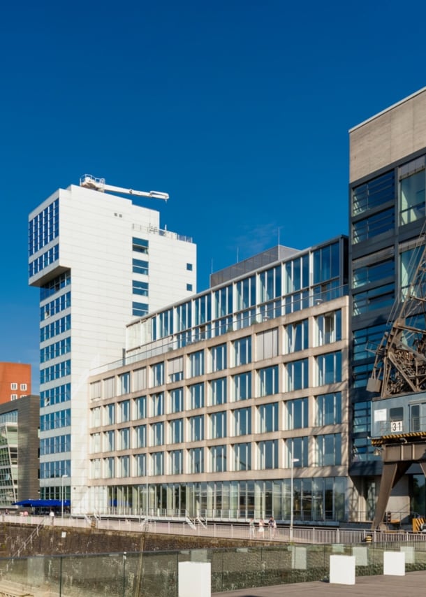 Verschiedene Gebäude mit Kran am Düsseldorfer Binnenhafen, Hintergrund ein Fernsehturm.