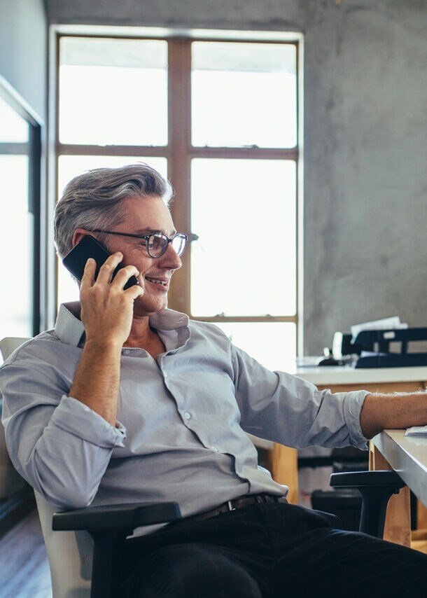 Geschäftsmann telefoniert im Büro