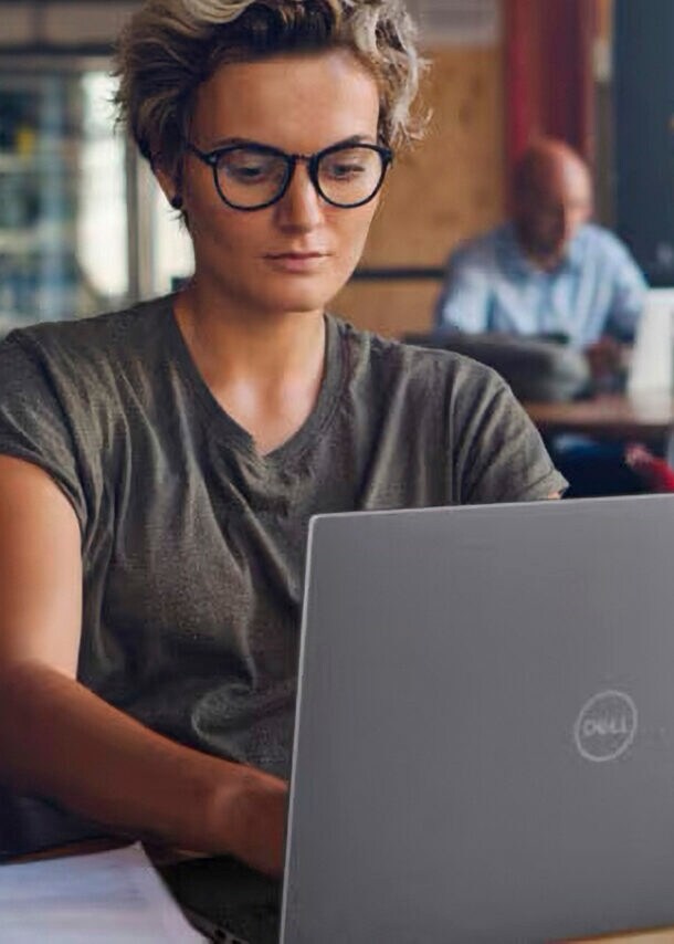 Frau arbeitet in einem Café am Laptop