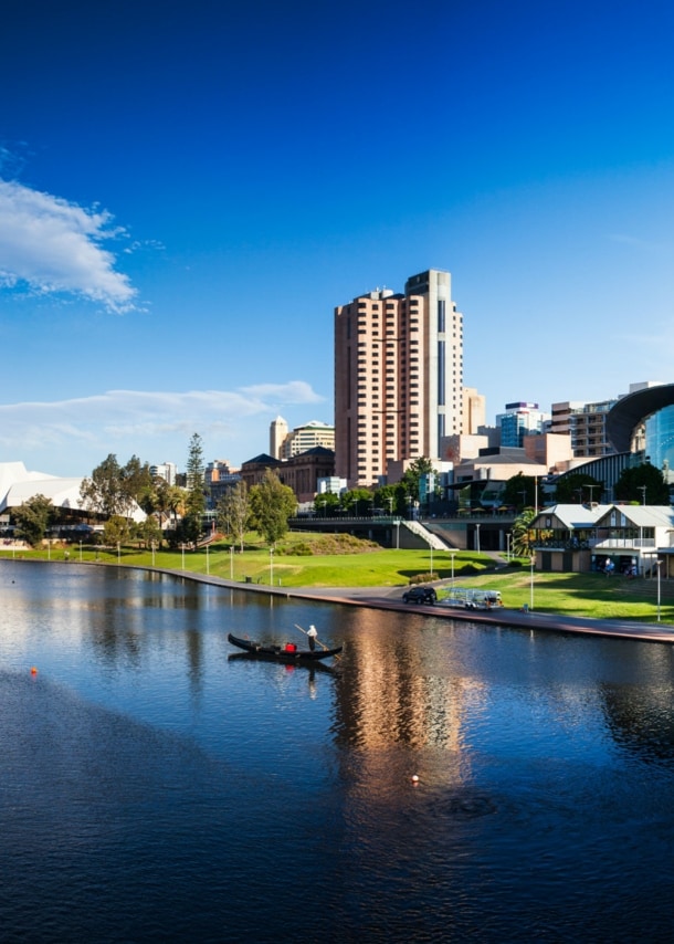 Eine Gondel auf dem Torrens River vor der Skyline Adelaides