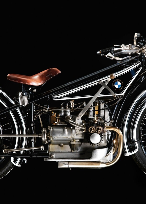 Ein BMW Oldtimer Motorrad, Studioaufnahme vor schwarzem Hintergrund.