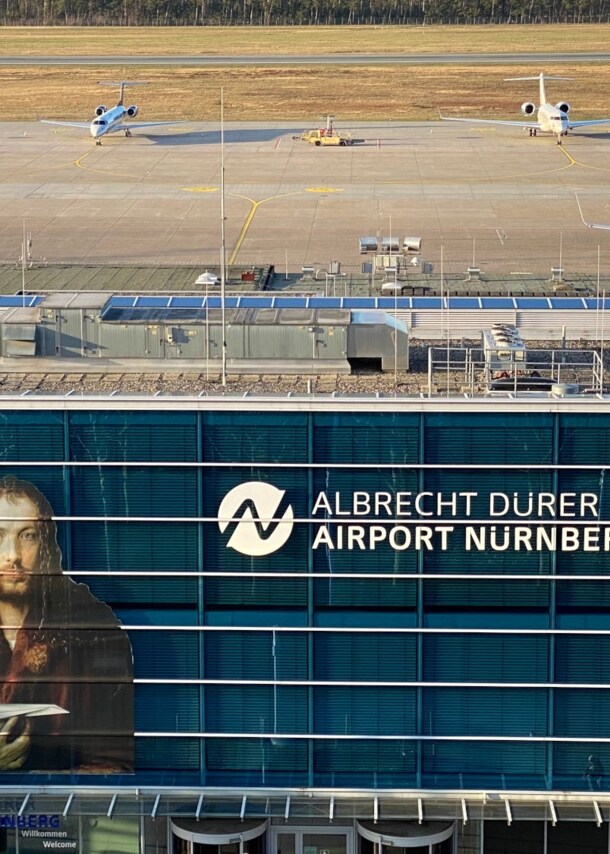 Aufsicht auf rechteckiges Hauptgebäude am Airport Nürnberg mit Albrecht Dürer Konterfei.