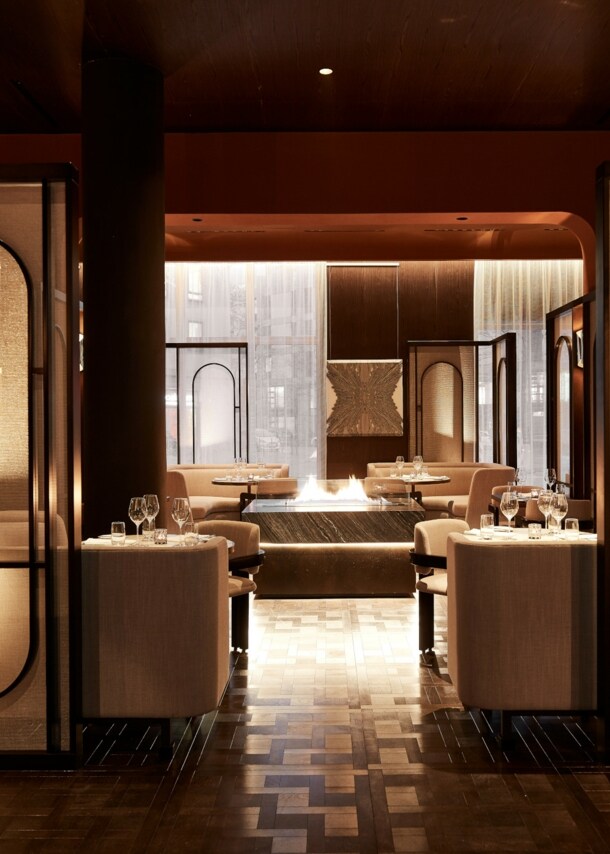 Gastraum der George Prime Steak and Raw Bar in stimmungsvoller Beleuchtung mit eingedeckten Tischen im Hintergrund.