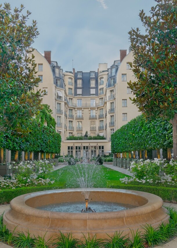 Außenfassade eines Grandhotels mit Gartenanlage.