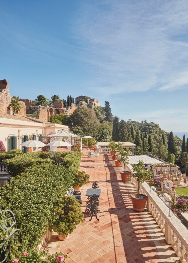 Luxushotelanlage im italienischen Villenstil mit Garten auf einem Hügel am Meer.