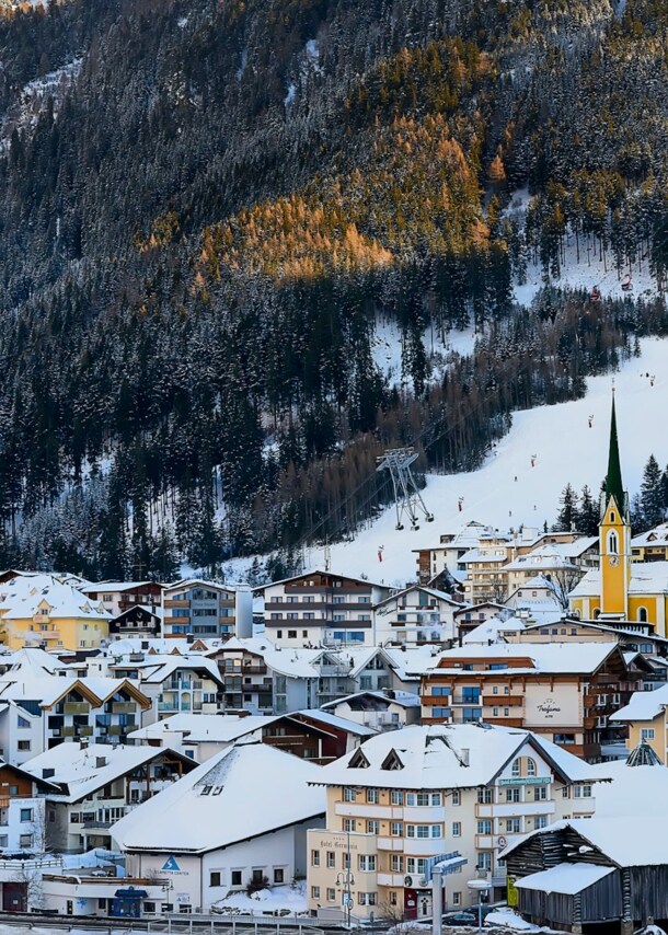 Blick auf Ischgl bei Einbruch der Dunkelheit