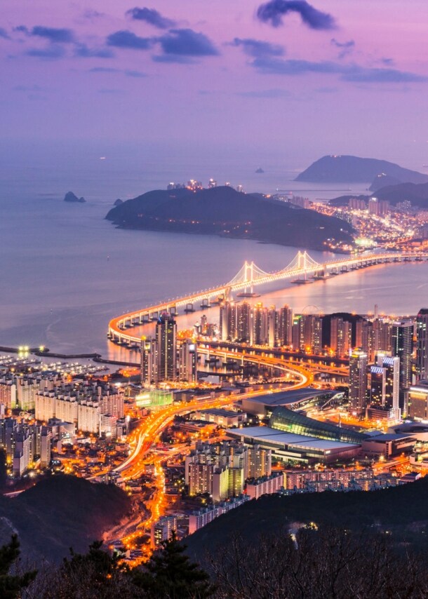 Panorama der hell erleuchteten Stadt Busan in Südkorea bei Nacht.