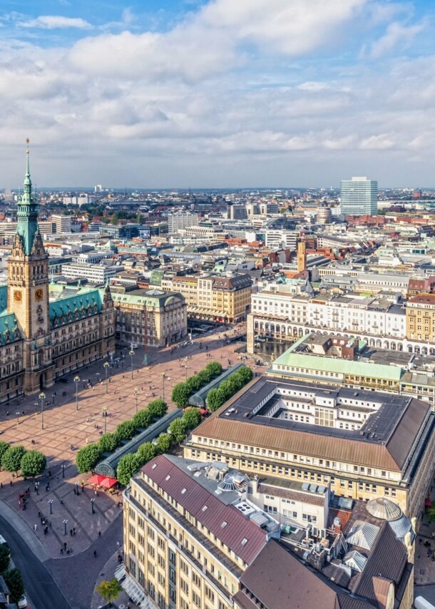 Luftaufnahme der Hamburger Innenstadt mit Rathaus im Fokus.