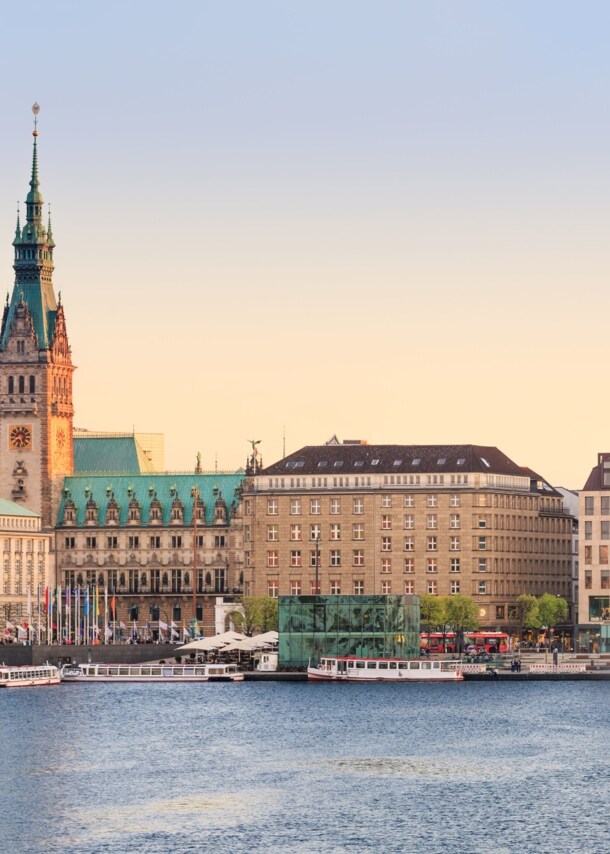 Altstadtpanorama von Hamburg am Wasser mit Fontäne.