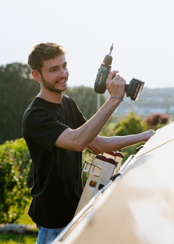 Fotografie von Janik Nolden, Co-Gründer der solago GmbH, beim Arbeiten.