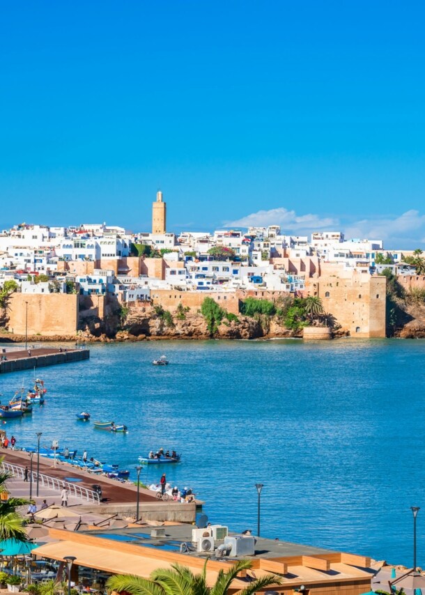 Panorama der Altstadt von Rabat mit Festung am Meer.