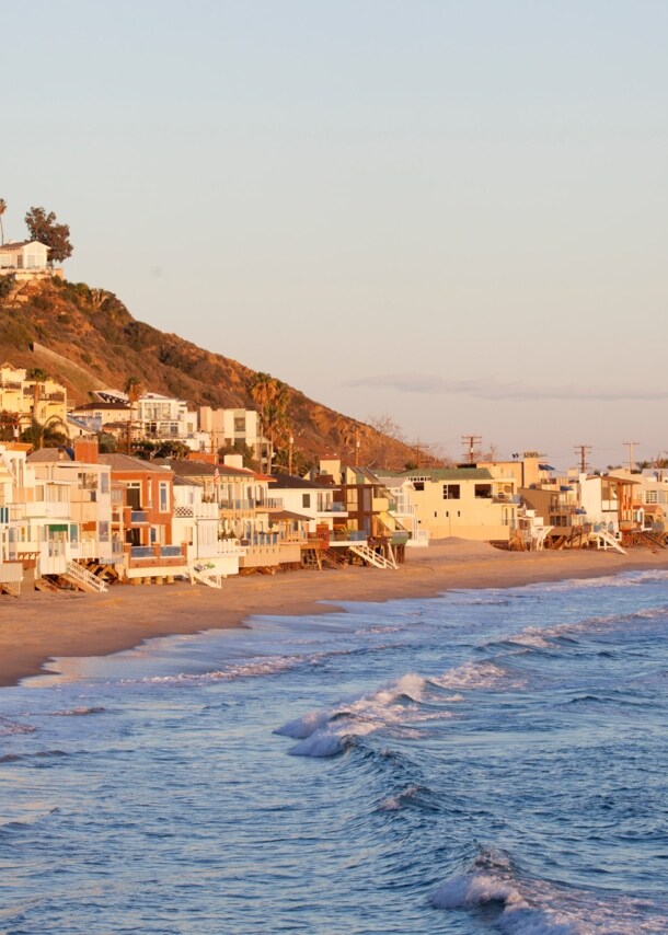 Pastellfarbene Strandhäuser in Malibu bei Sonnenuntergang