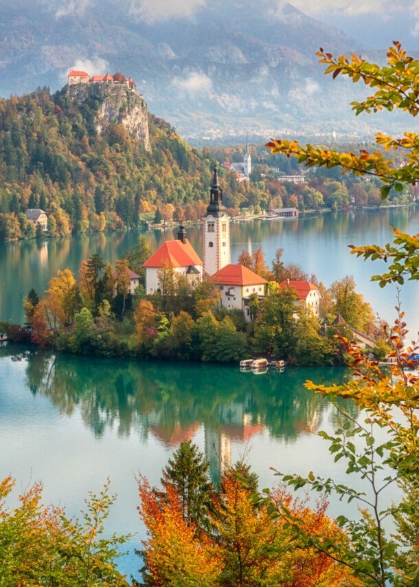 Gletschersee in Slowenien, in dessen Mitte sich eine Insel mit Kapelle befindet.