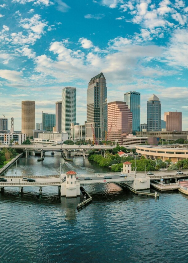 Stadtpanorama von Tampa mit Wolkenkratzern hinter einer Flusskreuzung.