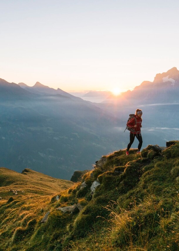 Eine Person beim Wandern im Berner Oberland.