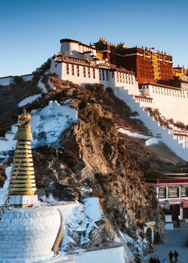 Buddhistische Tempelanlage auf einem Berg vor Gipfelpanorama.