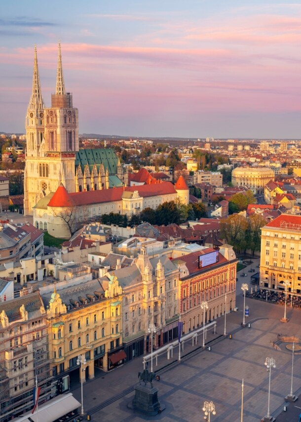 Stadtpanorama von Zagreb mit Kathedrale bei Abenddämmerung.