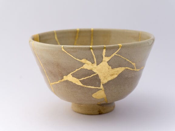 Japanische Keramikschale mit Kintsugi