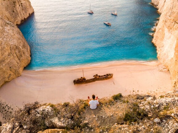 Blick aus der Vogelperspektive auf den griechischen Shipwreck Beach, auf dem ein Schiffswrack liegt