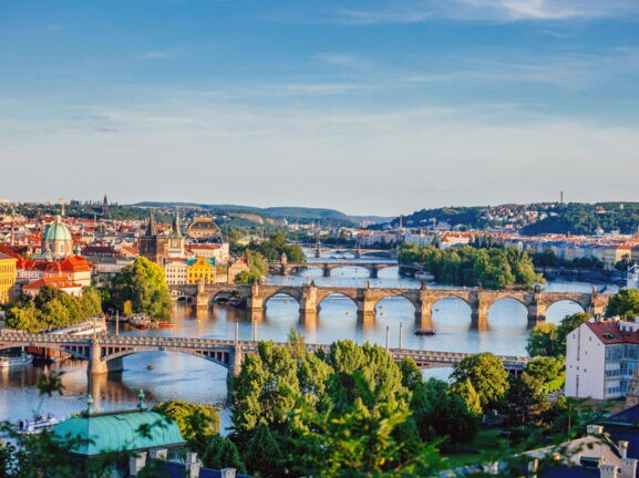 Luftaufnahme Stadtpanorama von Prag mit Brücken über der Moldau
