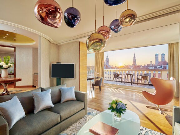 Elegantes Wohnzimmer einer Hotelsuite mit Dachterrasse in der Münchener Altstadt.